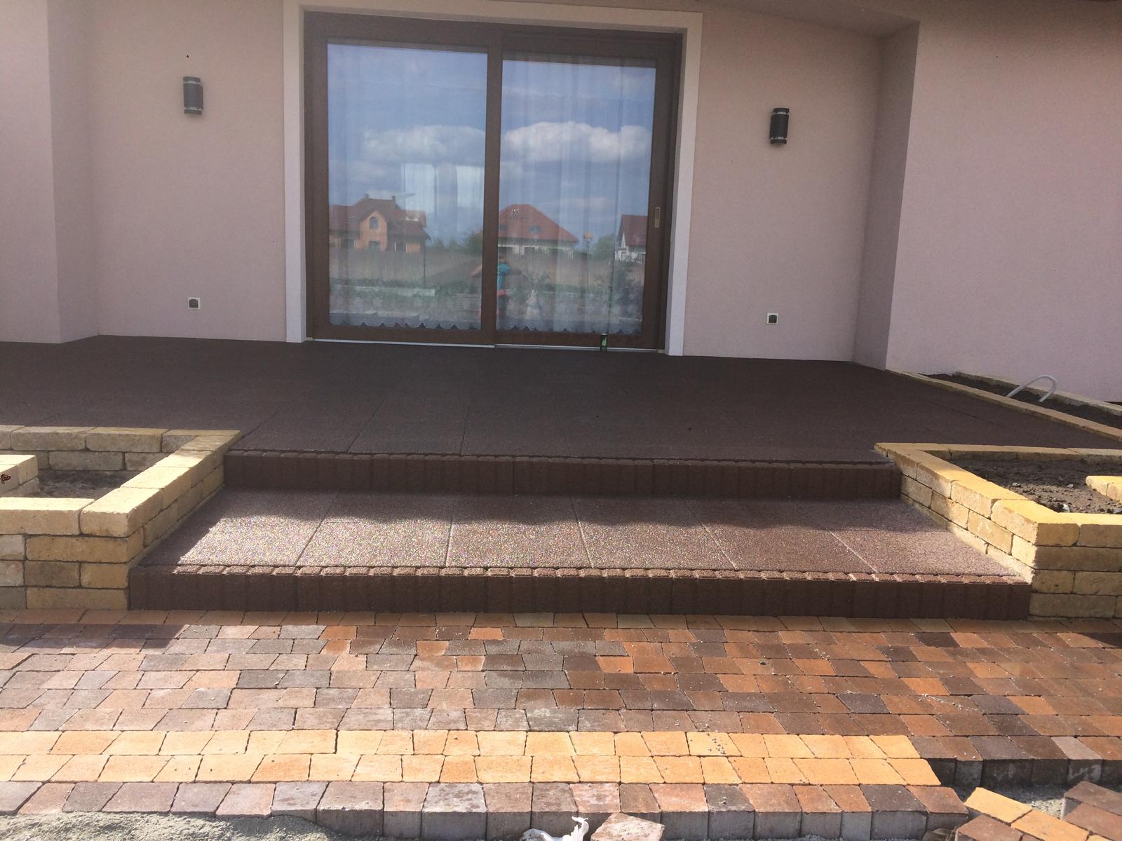 Wejście do domu z tarasem i kostką wielobarwną – realizacja brukarstwo Długołęka