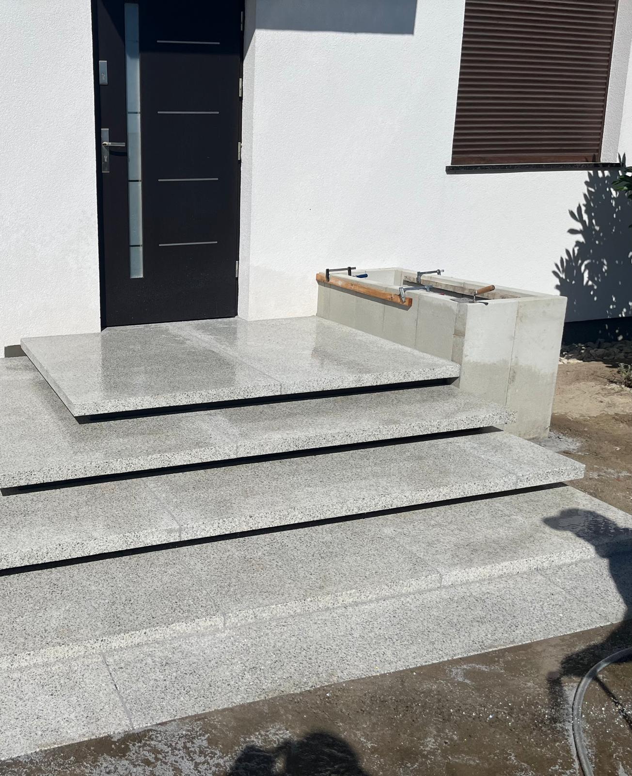 Schody wejściowe z płyt granitowych – brukarstwo przy nowym domu, Długołęka