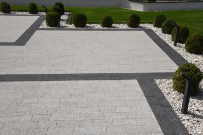 Podjazd z kostki granitowej z obrzeżem grafitowym – brukowanie Długołęka