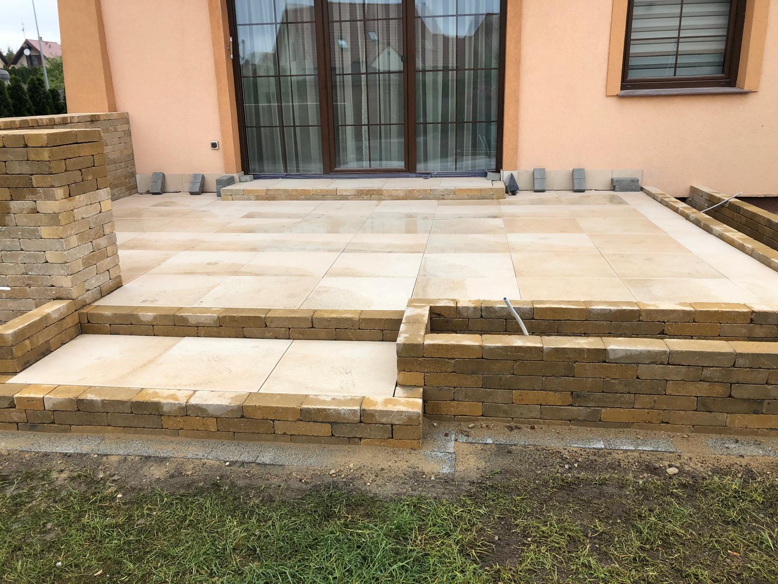 Taras z płyt porcelanowych z murkami z cegły dekoracyjnej – Długołęka, okolice Wrocławia